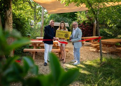 Einweihung des ‘Grünen Klassenzimmers’ im Botanischen Garten der Universität Leipzig: v.l.n.r. Lars Menzel (Rotary Club Leipzig-Centrum), Dorett Bothmann (Botanischer Garten der Universität Leipzig), Leiv-Patrick Berthel (Förderkreis des Botanischen Garten der Universität Leipzig). Foto: Eric Kemnitz