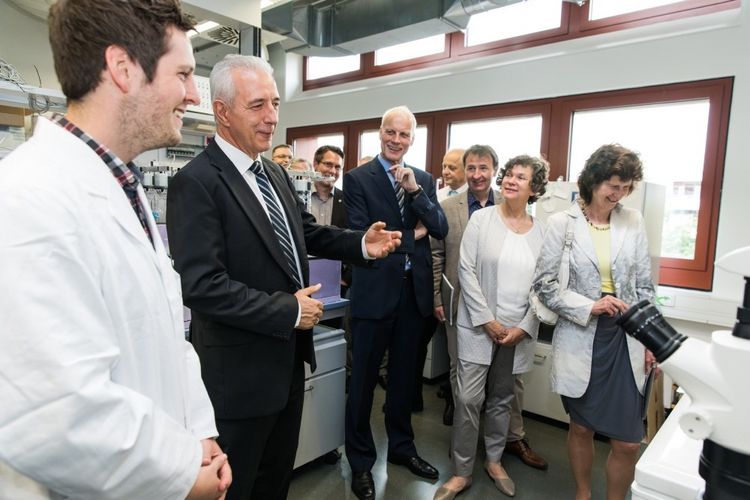 Ministerpräsident Tillich in einem Labor des Forschungszentrums iDiv