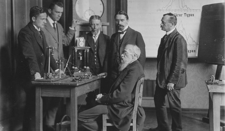 Diese Fotografie zeigt Wilhelm Wundt im Labor im Kreise seiner Assistenten und Institutsgehilfen.
