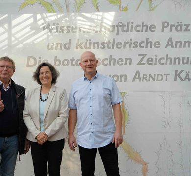 Der Hallenser Botaniker und Zeichner Prof. Dr. Arndt Kästner, Prof. Dr. Alexandra N. Müllner-Riehl, Leiterin der Arbeitsgruppe Molekulare Evolution und Systematik der Pflanzen und Dr. Peter Otto, Kustos des Leipziger Herbariums (v.l.n.r) zur Ausstellung Der Hallenser Botaniker und Zeichner Prof. Dr. Arndt Kästner, Prof. Dr. Alexandra N. Müllner-Riehl, Leiterin der Arbeitsgruppe Molekulare Evolution und Systematik der Pflanzen und Dr. Peter Otto, Kustos des Leipziger Herbariums (v.l.n.r) zur Ausstellungseröffnung am 04. Juni 2025 im Botanischen Garten der Universität Leipzig. Foto: Botanischer Garten