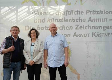Der Hallenser Botaniker und Zeichner Prof. Dr. Arndt Kästner, Prof. Dr. Alexandra N. Müllner-Riehl, Leiterin der Arbeitsgruppe Molekulare Evolution und Systematik der Pflanzen und Dr. Peter Otto, Kustos des Leipziger Herbariums (v.l.n.r) zur Ausstellung Der Hallenser Botaniker und Zeichner Prof. Dr. Arndt Kästner, Prof. Dr. Alexandra N. Müllner-Riehl, Leiterin der Arbeitsgruppe Molekulare Evolution und Systematik der Pflanzen und Dr. Peter Otto, Kustos des Leipziger Herbariums (v.l.n.r) zur Ausstellungseröffnung am 04. Juni 2025 im Botanischen Garten der Universität Leipzig. Foto: Botanischer Garten