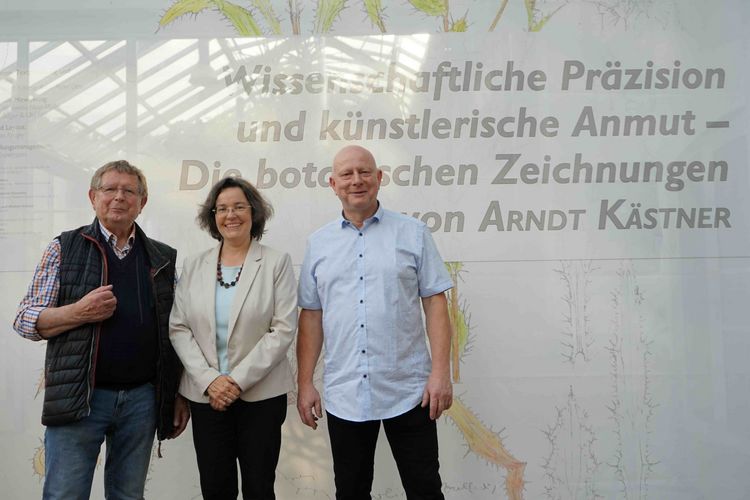 Der Hallenser Botaniker und Zeichner Prof. Dr. Arndt Kästner, Prof. Dr. Alexandra N. Müllner-Riehl, Leiterin der Arbeitsgruppe Molekulare Evolution und Systematik der Pflanzen und Dr. Peter Otto, Kustos des Leipziger Herbariums (v.l.n.r) zur Ausstellungseröffnung am 04. Juni 2025 im Botanischen Garten der Universität Leipzig. Foto: Botanischer Garten