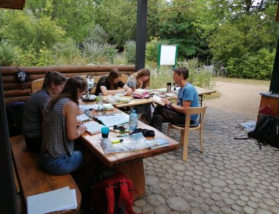 Studierenden bestimmen Pflanzen gemeinsam mit dem Betreuer Rolf Engelmann