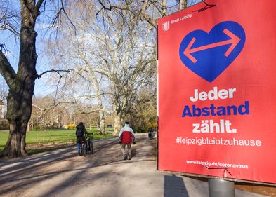Plakat in einem Leipziger Park, aufgenommen im März 2020.