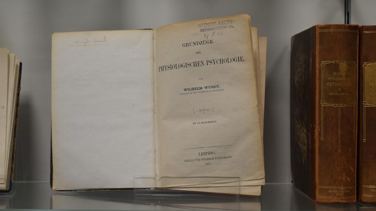 zur Vergrößerungsansicht des Bildes: Dieses Bild zeigt eine Fotografie einer Erstausgabe von Wundts "Grundzüge der physiologischen Psychologie" (Quelle: Jörg D. Jescheniak, 2020).