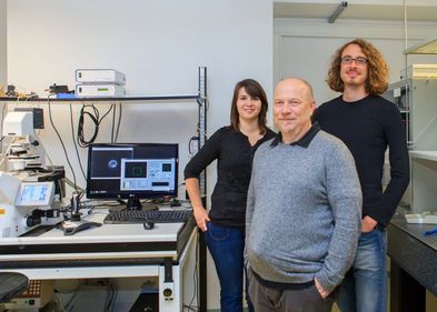 Prof. Käs (Mitte) mit den Doktoranden Kristin Seltmann und Anatol Fritsch Prof. Käs (Mitte) mit den Doktoranden Kristin Seltmann und Anatol Fritsch