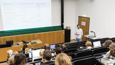 Diese Fotografie zeigt Studierende in einem Hörsaal.