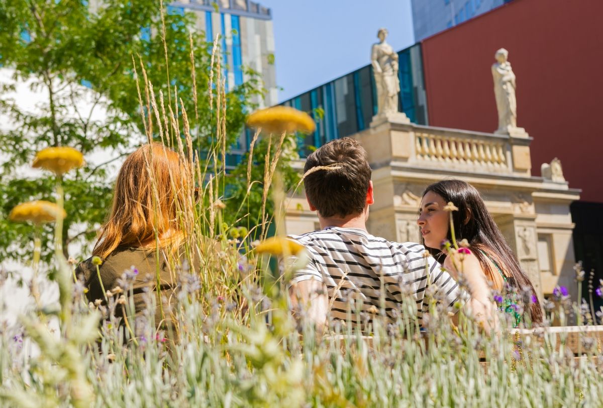 zur Vergrößerungsansicht des Bildes: Diese Fotografie zeigt Studierende im hochsommerlichen Leibnizforum.