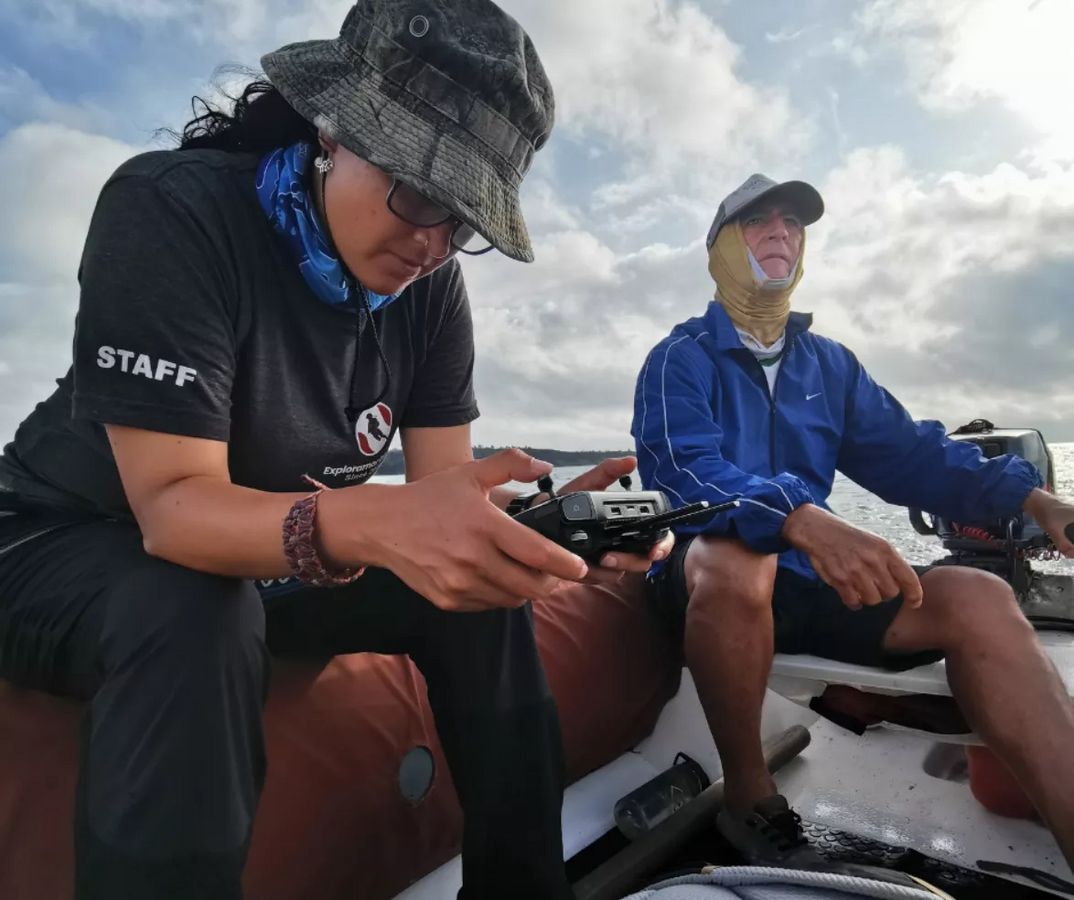 zur Vergrößerungsansicht des Bildes: Andrea fliegt die Drohne, Bild: Andrés Mármol