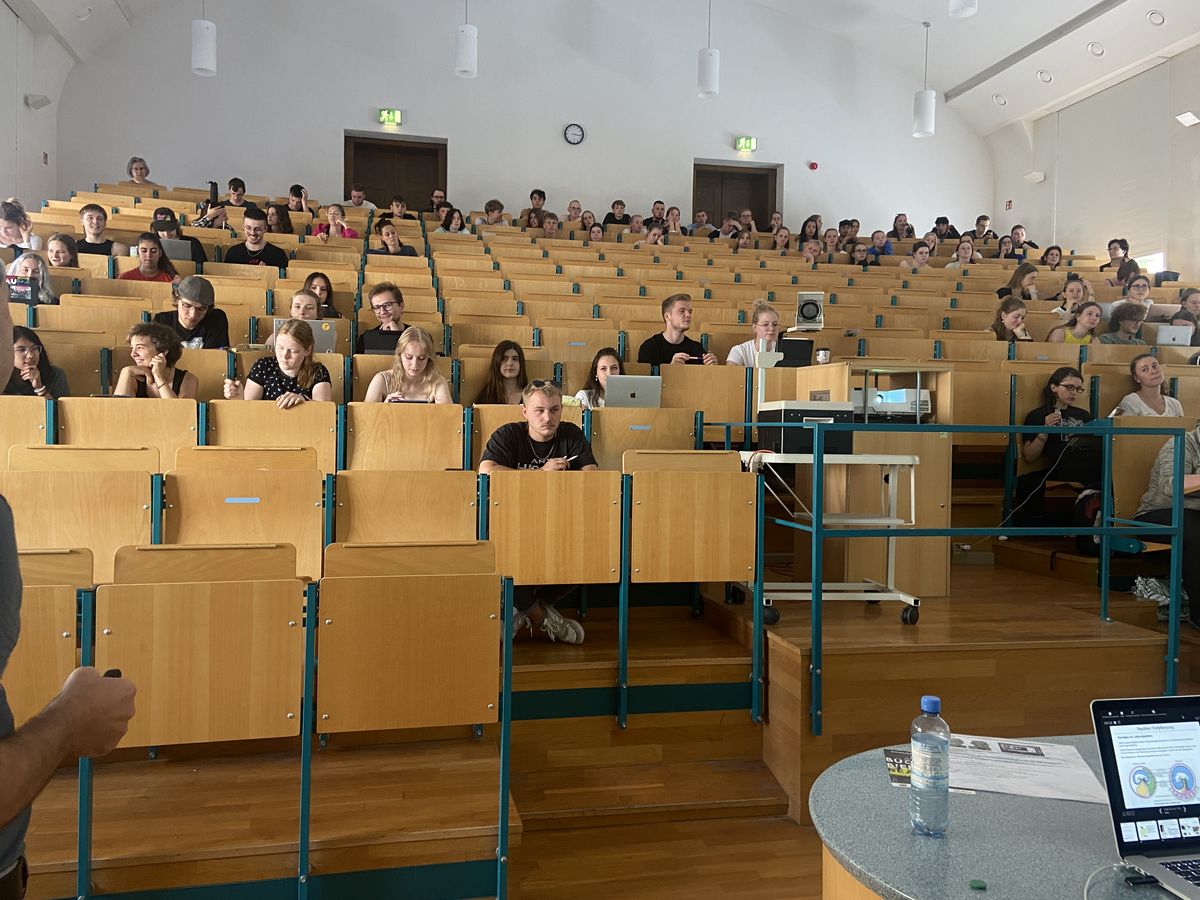 zur Vergrößerungsansicht des Bildes: Besuch 11. Klasse des Alexander-von-Humboldt Gymnasiums, Eberswalder in der Vorlesung von Prof. Steinfartz, Bild: Sandra Paule